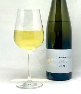 Kröber Uhlen Riesling Blaufüßer Lay trocken 2021 mit Glass