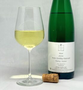 Steffens-Keß Reiler Goldlay Riesling Kabinett trocken 2022 mit Glass