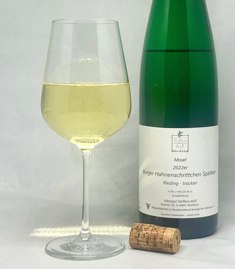 Steffens-Keß Burger Hahnenschrittchen Riesling Spätlese trocken 2022 mit Glass